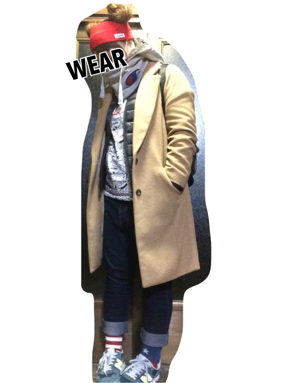 グリーン系のスニーカー、ブルー系のデニムパンツ、ブラック系のダウンジャケット/コートを着用したレディースの秋コーディネートの1枚目の写真