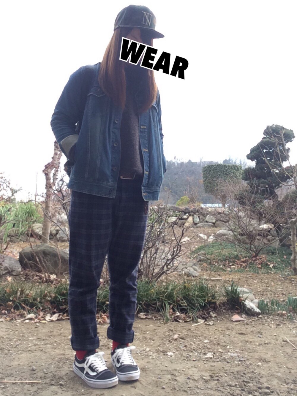 グレー系のニット/セーター、ブルー系のデニムジャケット、グリーン系のその他パンツを着用したレディースの冬コーディネートの1枚目の写真