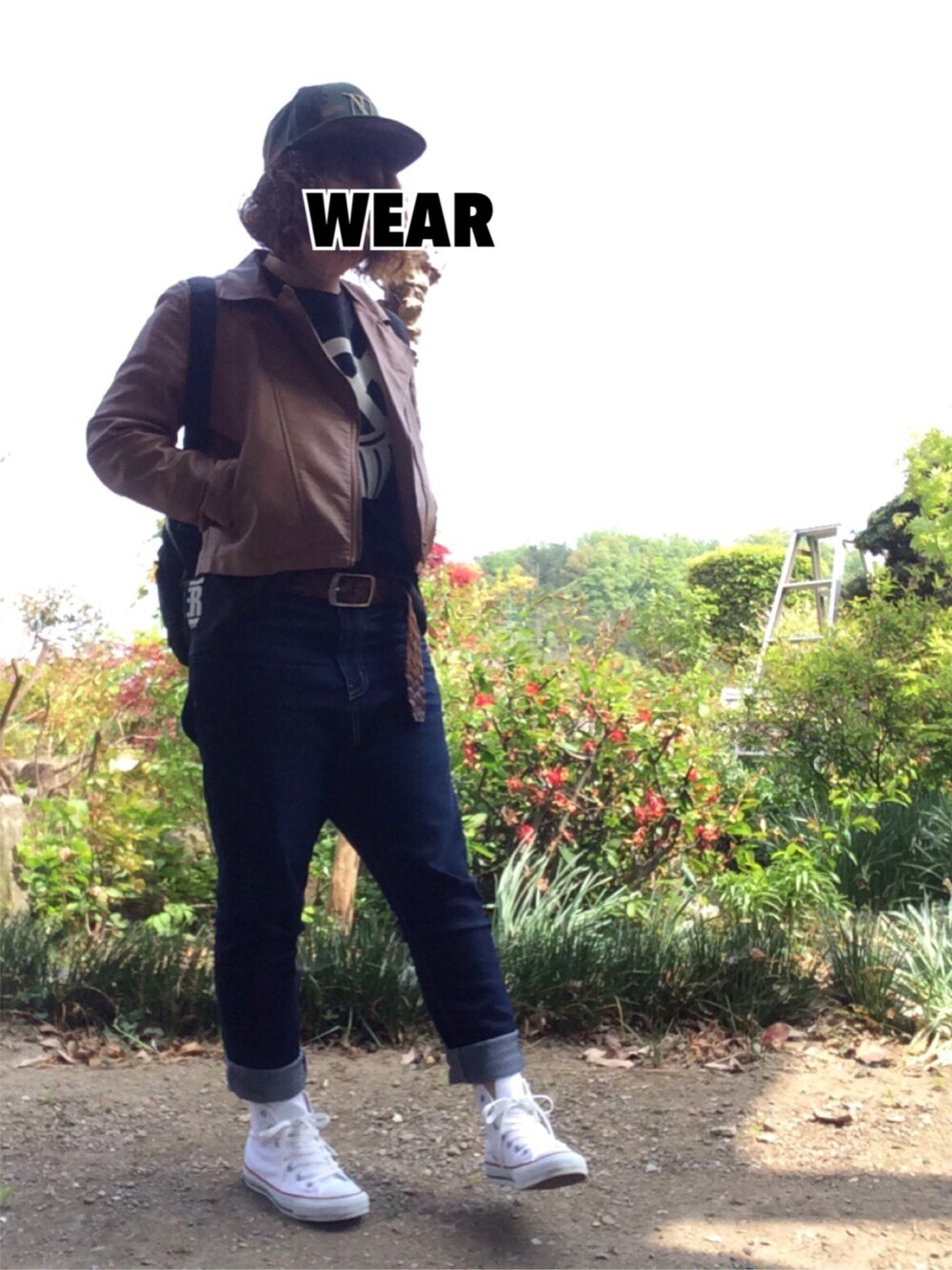 ブラウン系のライダースジャケット、ブラック系のTシャツ/カットソー、ブルー系のデニムパンツを着用したレディースの春コーディネートの1枚目の写真