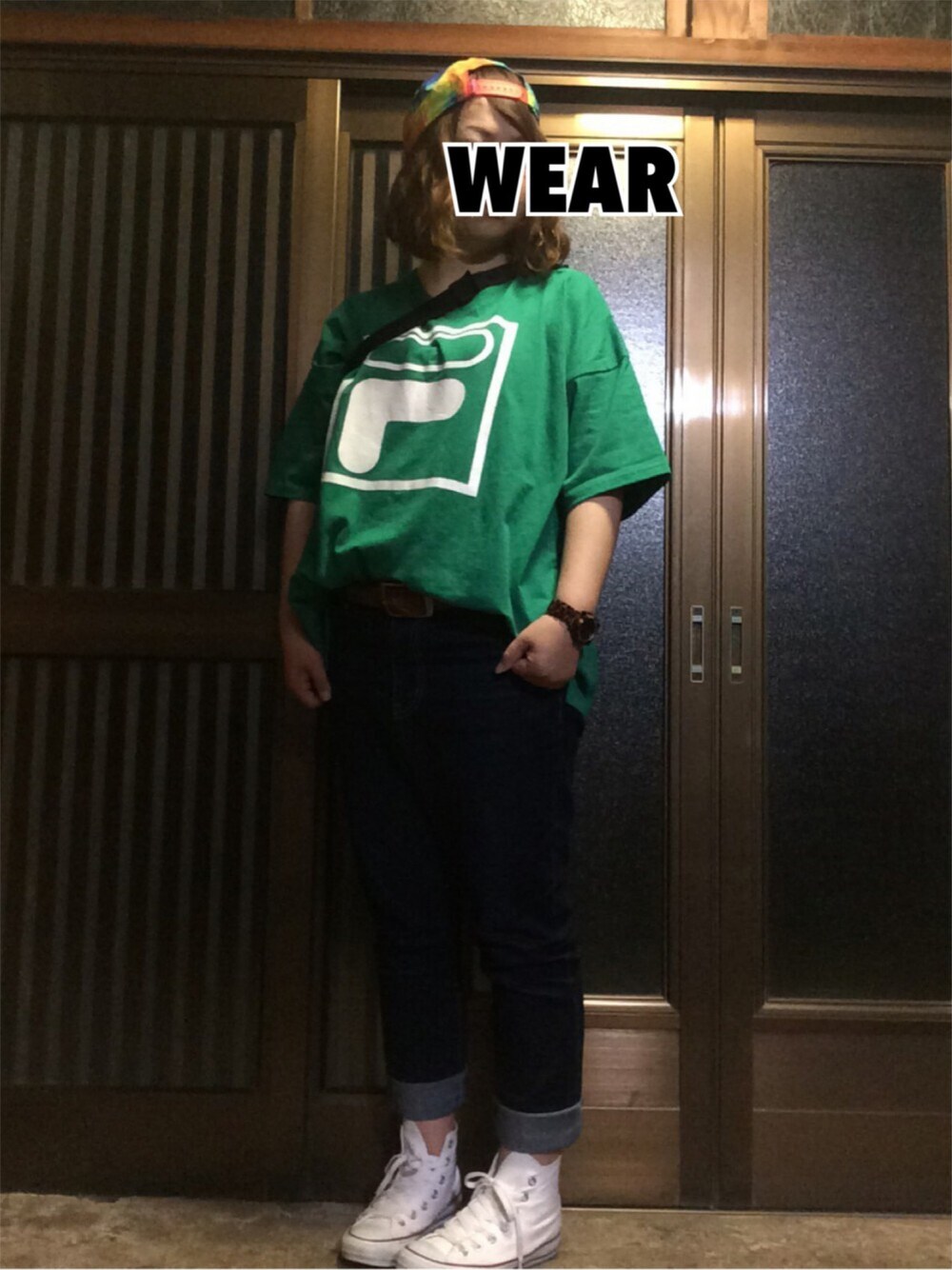 グリーン系のTシャツ/カットソー、ブルー系のデニムパンツ、ホワイト系のスニーカーを着用したレディースの夏コーディネートの1枚目の写真