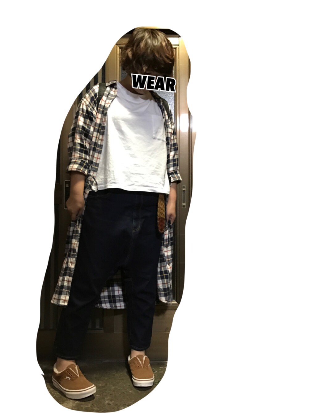 ホワイト系のTシャツ/カットソー、ホワイト系のシャツ/ブラウス、ブルー系のデニムパンツを着用したレディースの秋コーディネートの1枚目の写真