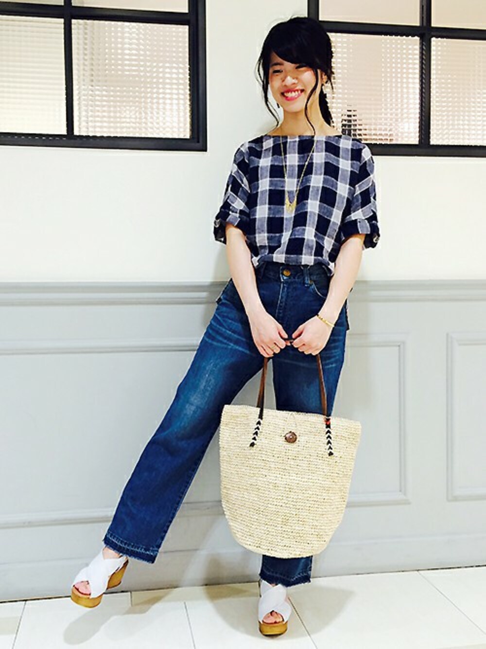 ブルー系のシャツ/ブラウス、ブルー系のデニムパンツ、ベージュ系のかごバッグを着用したレディースの春コーディネートの1枚目の写真