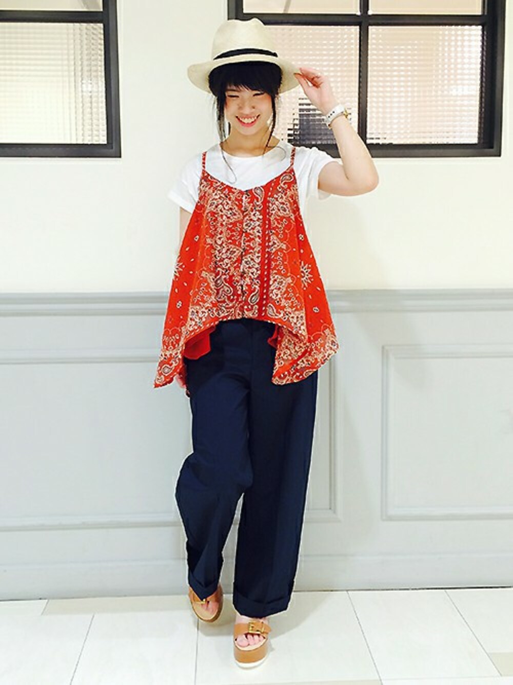 ホワイト系のTシャツ/カットソー、ブルー系のその他パンツ、イエロー系のサンダルを着用したレディースの夏コーディネートの1枚目の写真