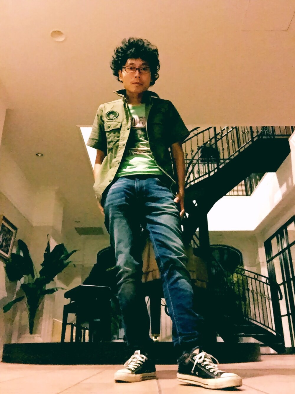 グリーン系のシャツ/ブラウス、グリーン系のTシャツ/カットソー、ブルー系のデニムパンツを着用したメンズの秋コーディネートの1枚目の写真