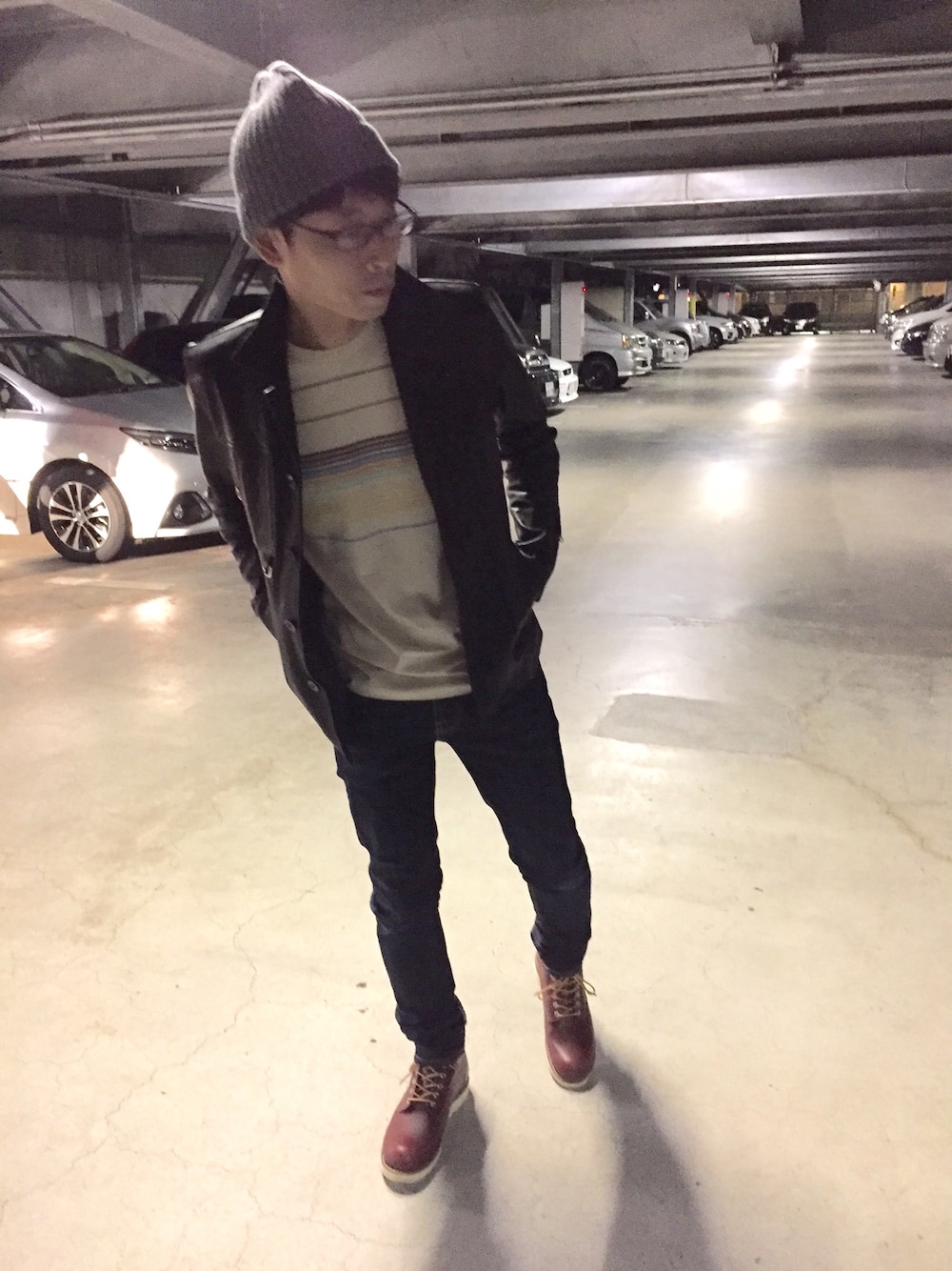 ブラック系のブルゾン、ブルー系のデニムパンツ、ブラウン系のブーツを着用したメンズの秋コーディネートの1枚目の写真