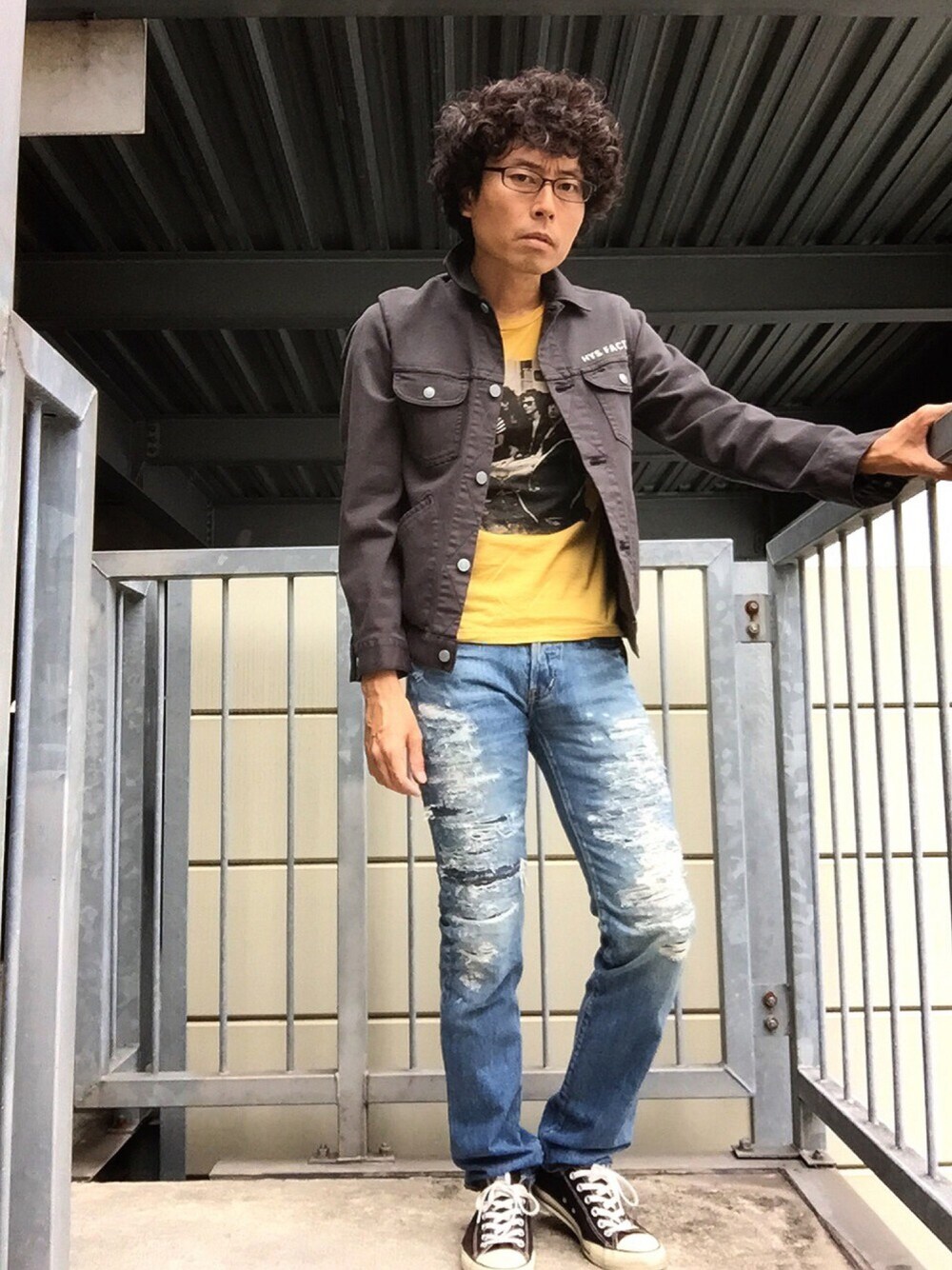 「ヒステリックグラマー、ダメージデニム、Gジャン、ラモーンズ、コンバース、Tシャツ、アメカジ、ワークスタイル」｜「HYSTERIC GLAMOURのHYS FACT1刺繍SチノGジャン（ブルゾン、グレー系）」を使った、Tsutomu Echizenさん（メンズ・172cm）の春コーディネートの1枚目の写真