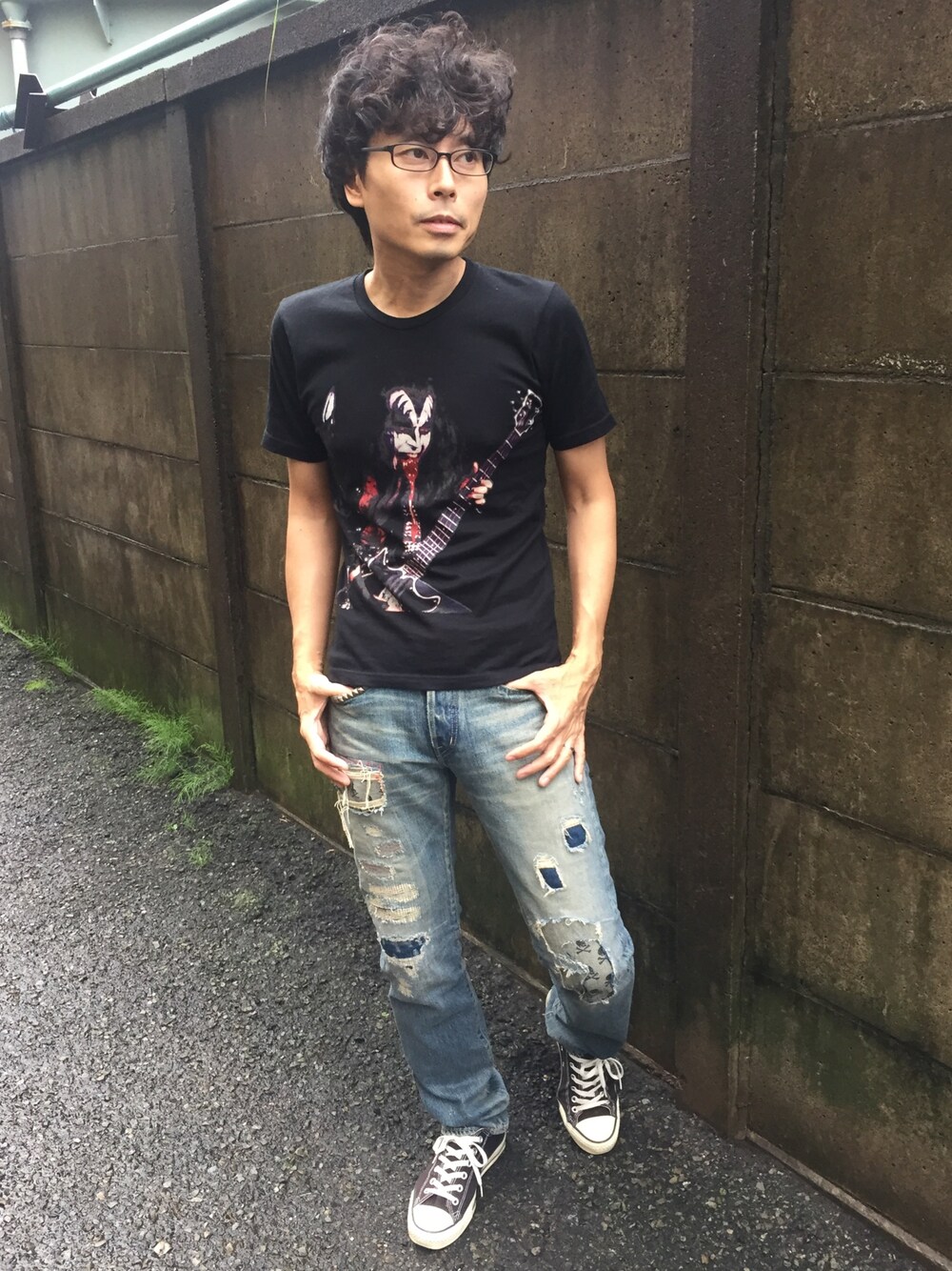 ブラック系のTシャツ/カットソー、ブルー系のデニムパンツ、ブラック系のスニーカーを着用したメンズの夏コーディネートの1枚目の写真