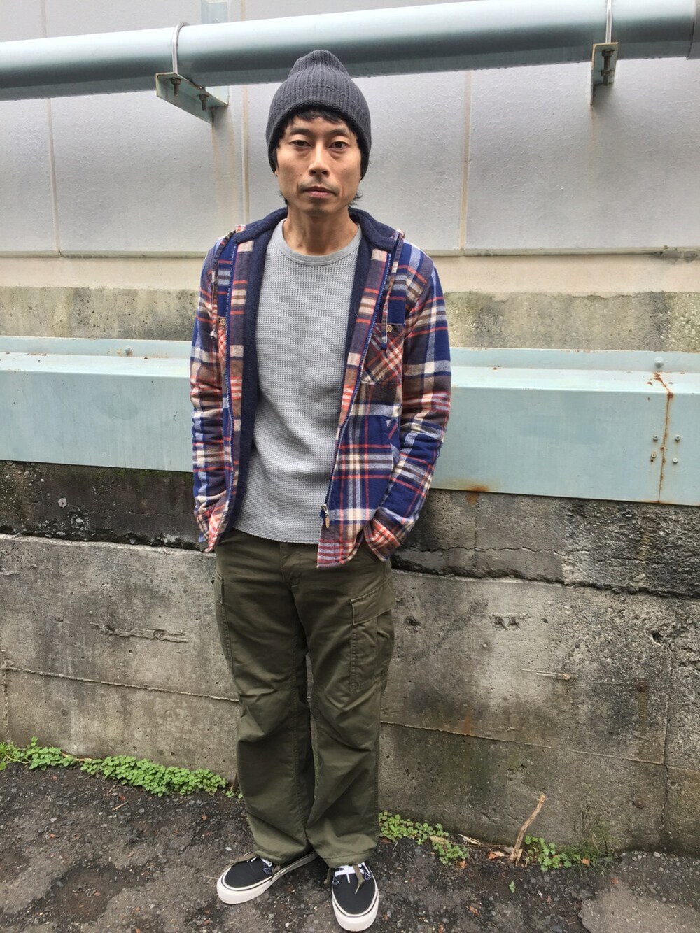 ブルー系のその他アウター、グレー系のTシャツ/カットソー、グリーン系のカーゴパンツを着用したメンズの秋コーディネートの1枚目の写真