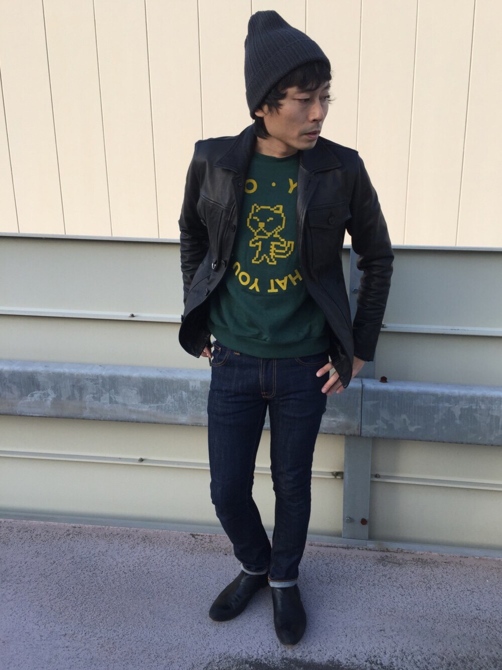 ブラック系のブルゾン、グリーン系のスウェット、ブルー系のデニムパンツを着用したメンズの秋コーディネートの1枚目の写真