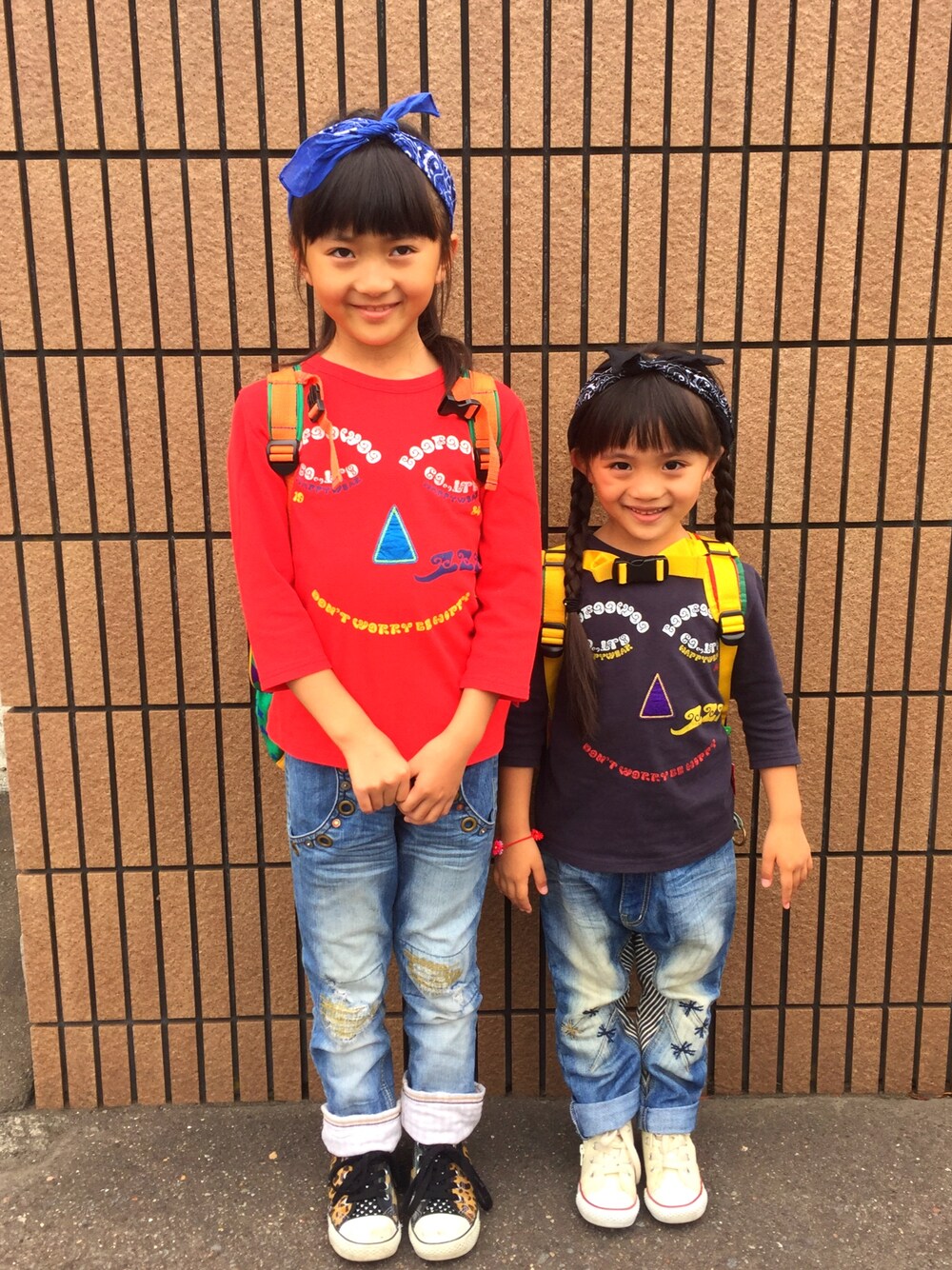 「おそろいコーデ、姉妹コーデ、ブーフーウーWEARコンテスト」｜「BOOFOOWOOの寝る子は育つ顔　長袖Tee Jr.（Tシャツ/カットソー、レッド系）」を使った、ここくれさん（キッズ・100cm）の夏コーディネートの1枚目の写真