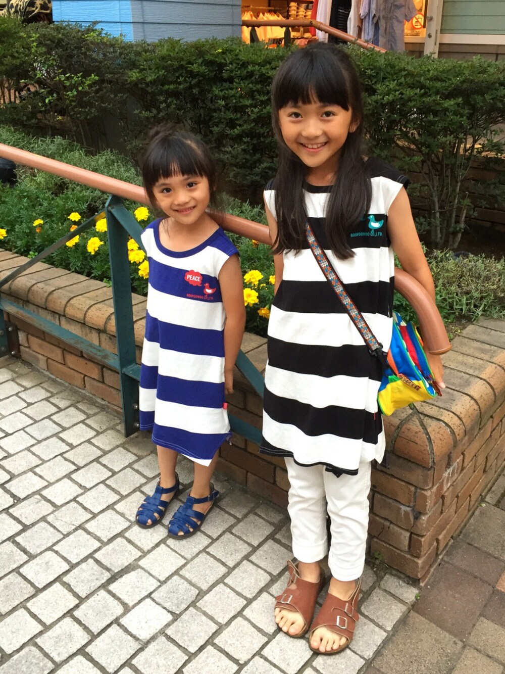 「ブーフーウーWEARコンテスト、ボーダーワンピース、姉妹色違い」｜「BOOFOOWOOのボーダーワンピース（ワンピース、ブルー系）」を使った、ここくれさん（キッズ・100cm）の夏コーディネートの1枚目の写真