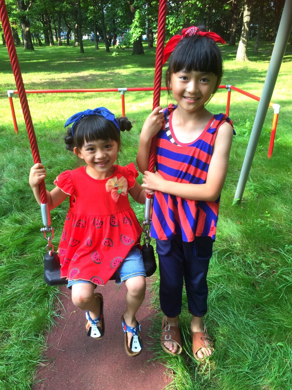 「公園、ブーフーウーWEARコンテスト、姉妹コーデ、ブランコ大好き」｜「BOOFOOWOOのカラフルボーダータンクトップ（タンクトップ、ブルー系）」を使った、ここくれさん（キッズ・110cm）の夏コーディネートの1枚目の写真