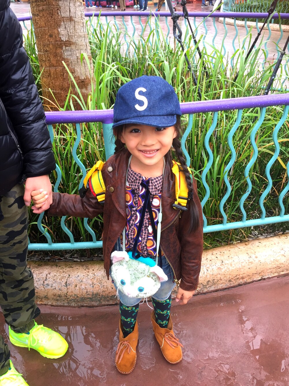 「ブーフーウーWEARコンテスト、女の子、東京ディズニーシー、雨、楽しい時間」｜「BOOFOOWOOのアイテム（ライダースジャケット、ブラウン系）」を使った、ここくれさん（キッズ・110cm）の秋コーディネートの1枚目の写真