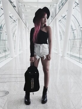 naomineo is wearing Dr.Martens