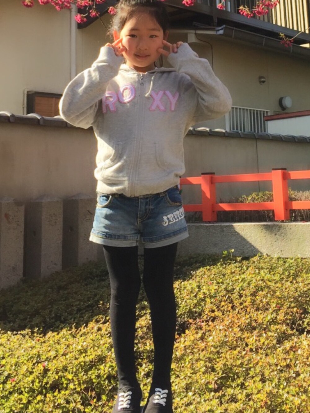 「小学生、キッズコーデ、キッズファッション」｜「ROXYのアイテム（パーカー、グレー系）」を使った、ske31さん（キッズ・120cm）の秋コーディネートの1枚目の写真