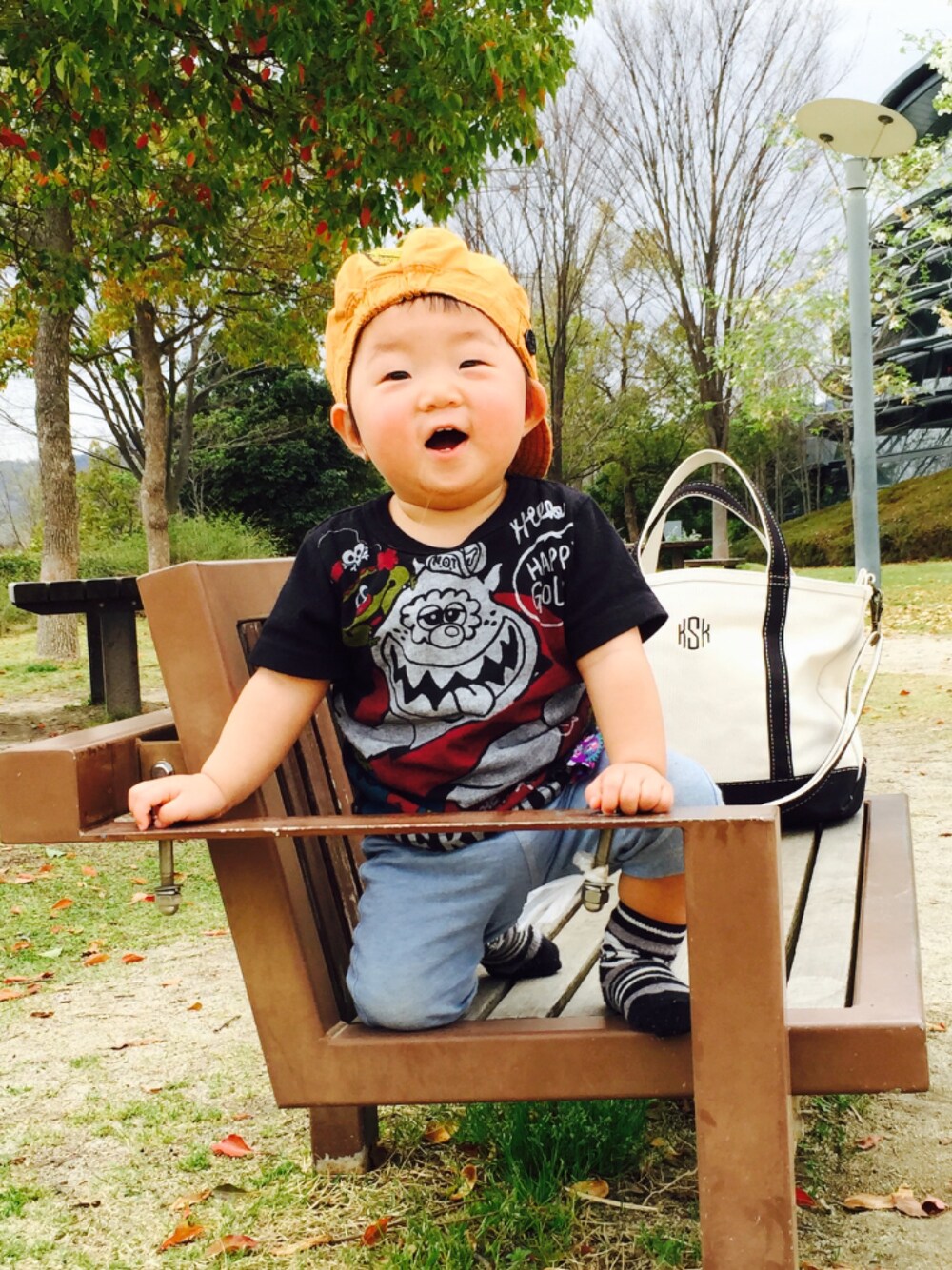 「1歳児、公園、晴れ、キッズコーデ、キッズファッション」｜「abcdのアイテム（キャップ、ブラウン系）」を使った、ske31さん（キッズ・90cm）の秋コーディネートの1枚目の写真