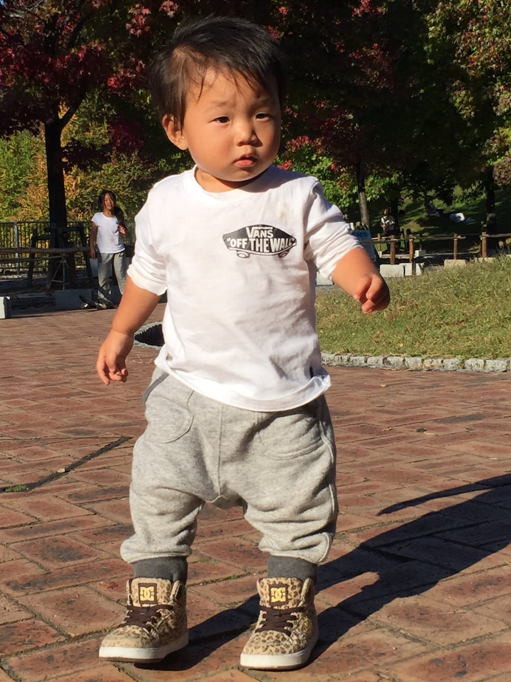 「西松屋、アイロンプリント、一歳、公園、やんちゃstyle、UNIQLO、スウェット、バンズ、男の子、キッズコーデ」｜「VANSのアイテム（Tシャツ/カットソー、ホワイト系）」を使った、ske31さん（キッズ・90cm）の秋コーディネートの1枚目の写真