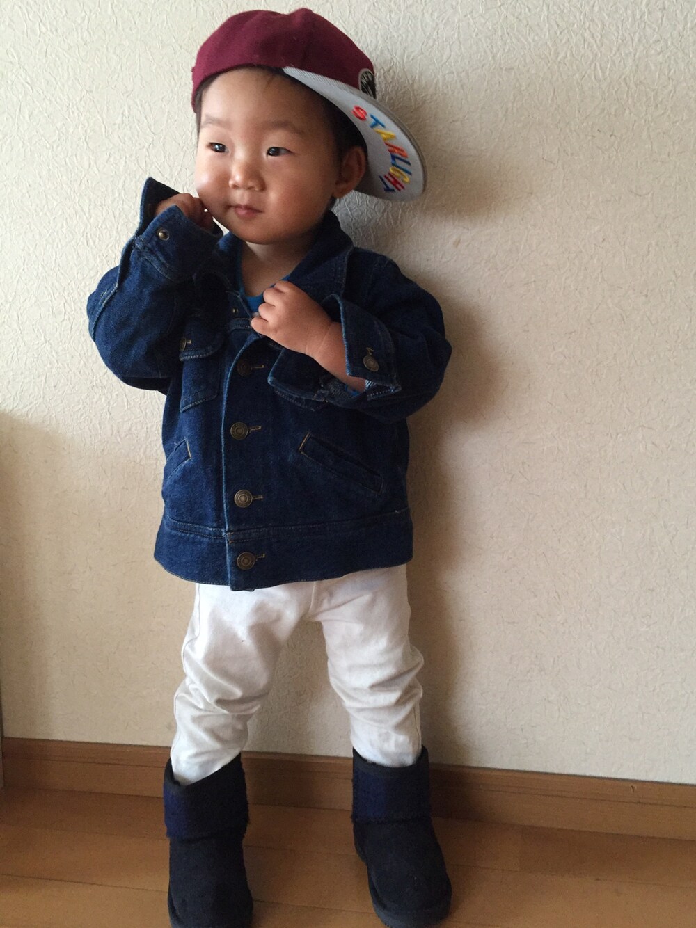 「キッズコーデ、1歳、しまむら、西松屋、UNIQLO、お出かけコーデ、白パンツ、ジージャン、ハリスツィード、ムートンブーツ」｜「西松屋のアイテム（キャップ、その他）」を使った、ske31さん（キッズ・90cm）の秋コーディネートの1枚目の写真