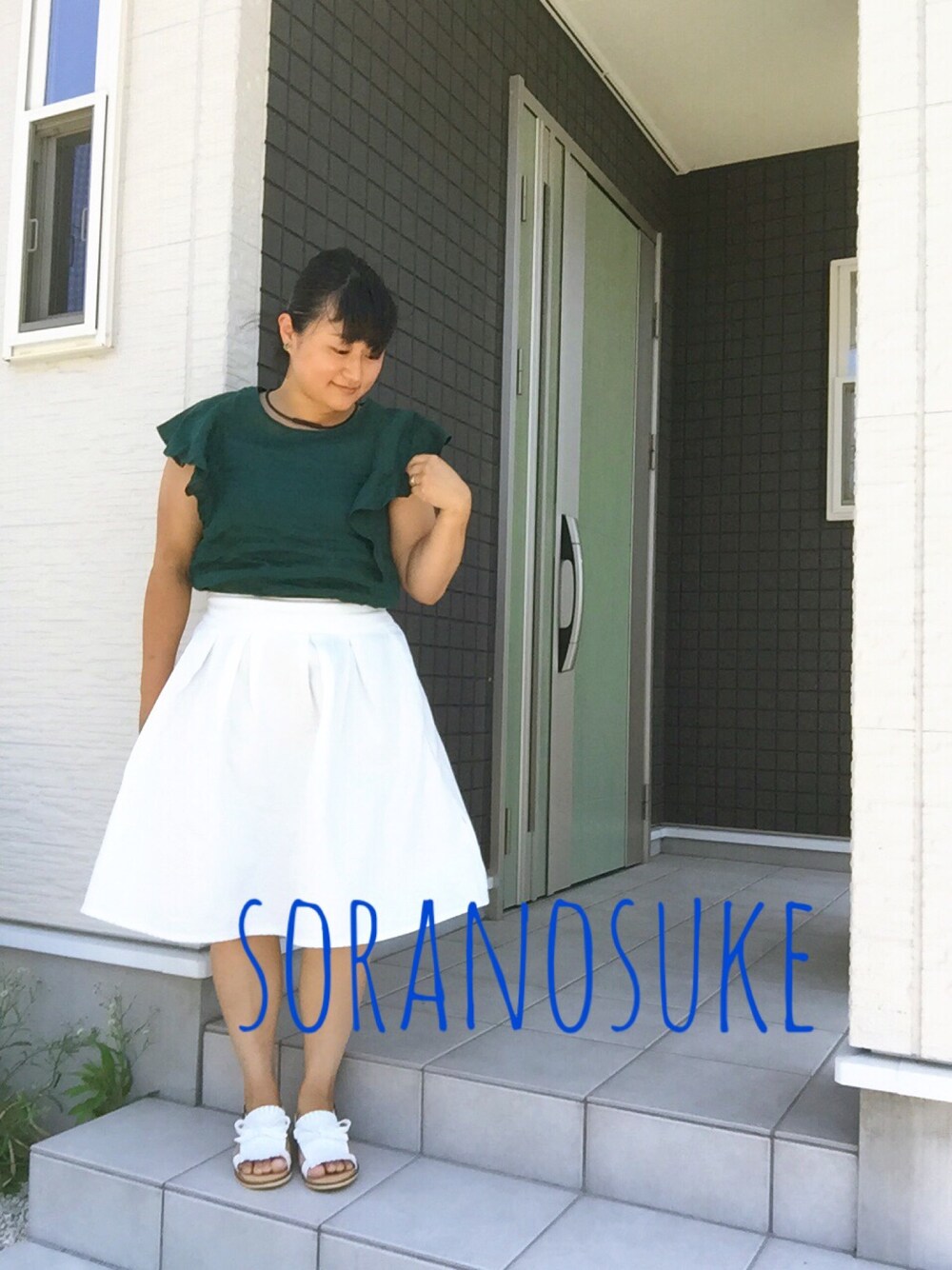 グリーン系のシャツ/ブラウス、ホワイト系のスカート、ホワイト系のサンダルを着用したレディースの春コーディネートの1枚目の写真