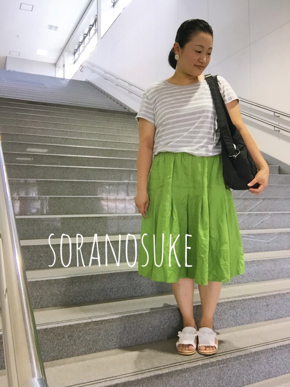 グレー系のトップス、グリーン系のその他パンツ、ホワイト系のサンダルを着用したレディースの夏コーディネートの1枚目の写真