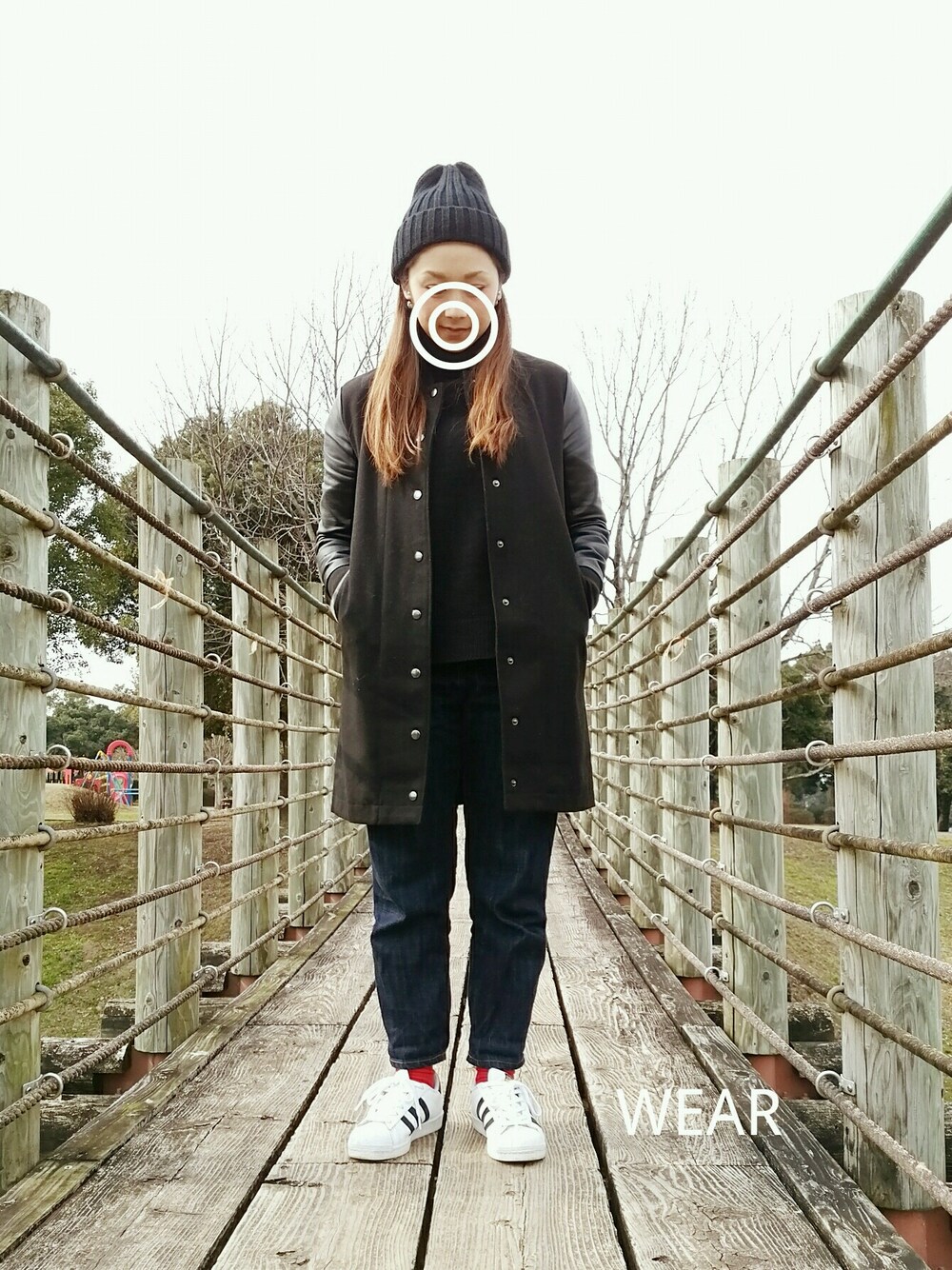 ブルー系のデニムパンツ、ホワイト系のスニーカー、レッド系のソックス/靴下を着用したレディースの冬コーディネートの1枚目の写真