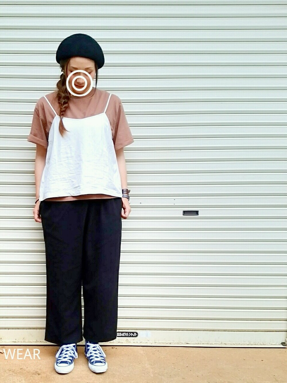 「ニコアンド、ワイドパンツ、パンツスタイル、converse、ベレー帽、スニーカーコーデ、ootd、プチプラコーデ、春コーデ、休日スタイル」｜「earth music&ecologyの●non-no 11月号 掲載● ファー ポン フェルト ベレー（ハンチング/ベレー帽、ブラック系）」を使った、siii.Hさん（レディース・156cm）の春コーディネートの1枚目の写真