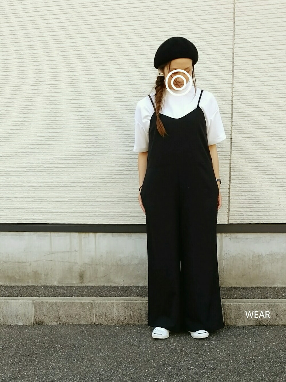 「オールインワン、ママコーデ、モノクロ、白黒、ベレー帽、スニーカーコーデ、converse、ジャックパーセル、ワイドサロペット、黒」｜「earth music&ecologyの●non-no 11月号 掲載● ファー ポン フェルト ベレー（ハンチング/ベレー帽、ブラック系）」を使った、siii.Hさん（レディース・156cm）の夏コーディネートの1枚目の写真