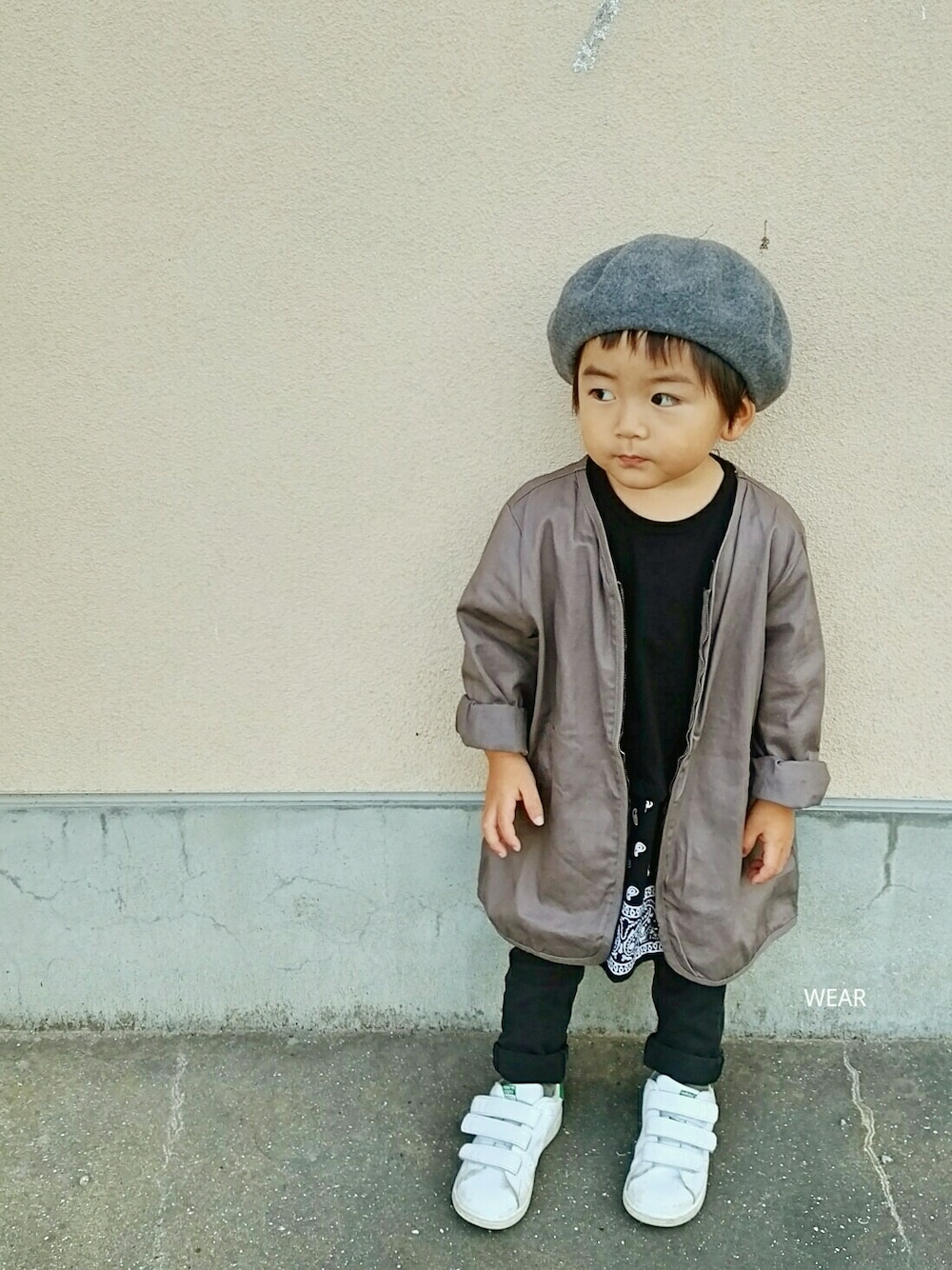 「キッズコーデ、kidscoordinate、ベレー帽、ベレー帽男子、韓国子供服、スニーカーコーデ、息子コーデ、秋コーデ、男の子、ペイズリー柄」｜「韓国子供服のアイテム（トップス、ブラック系）」を使った、siii.Hさん（キッズ・90cm）の秋コーディネートの1枚目の写真