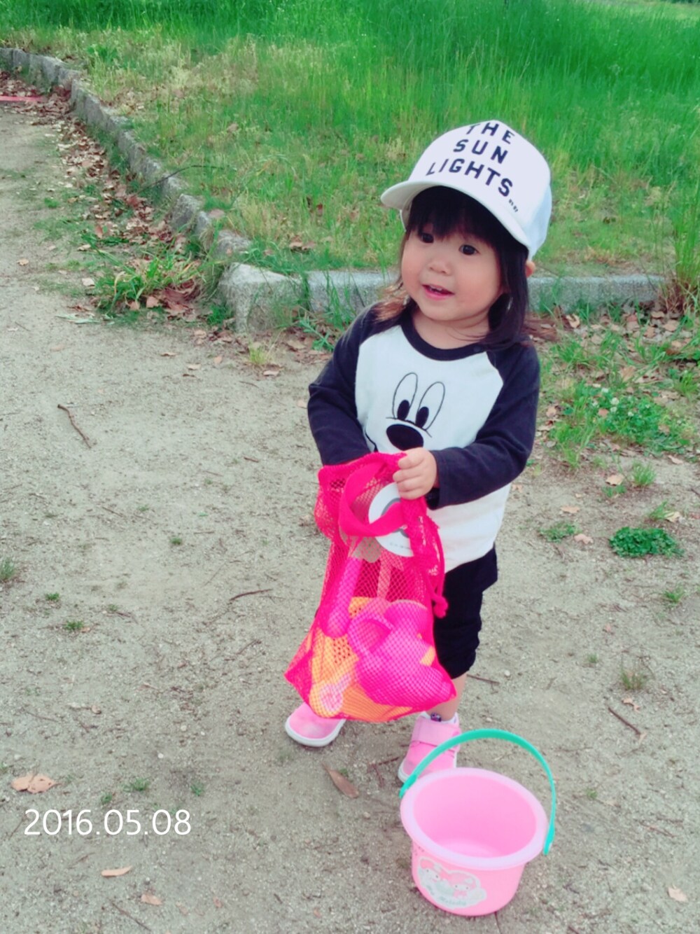 「おんなのこ、公園スタイル、キャップ、休日スタイル、ZOZOTOWN掲載、インスタやってます」｜「BREEZEの6柄キャップ（キャップ、ホワイト系）」を使った、あややさん（キッズ・80cm）の春コーディネートの1枚目の写真