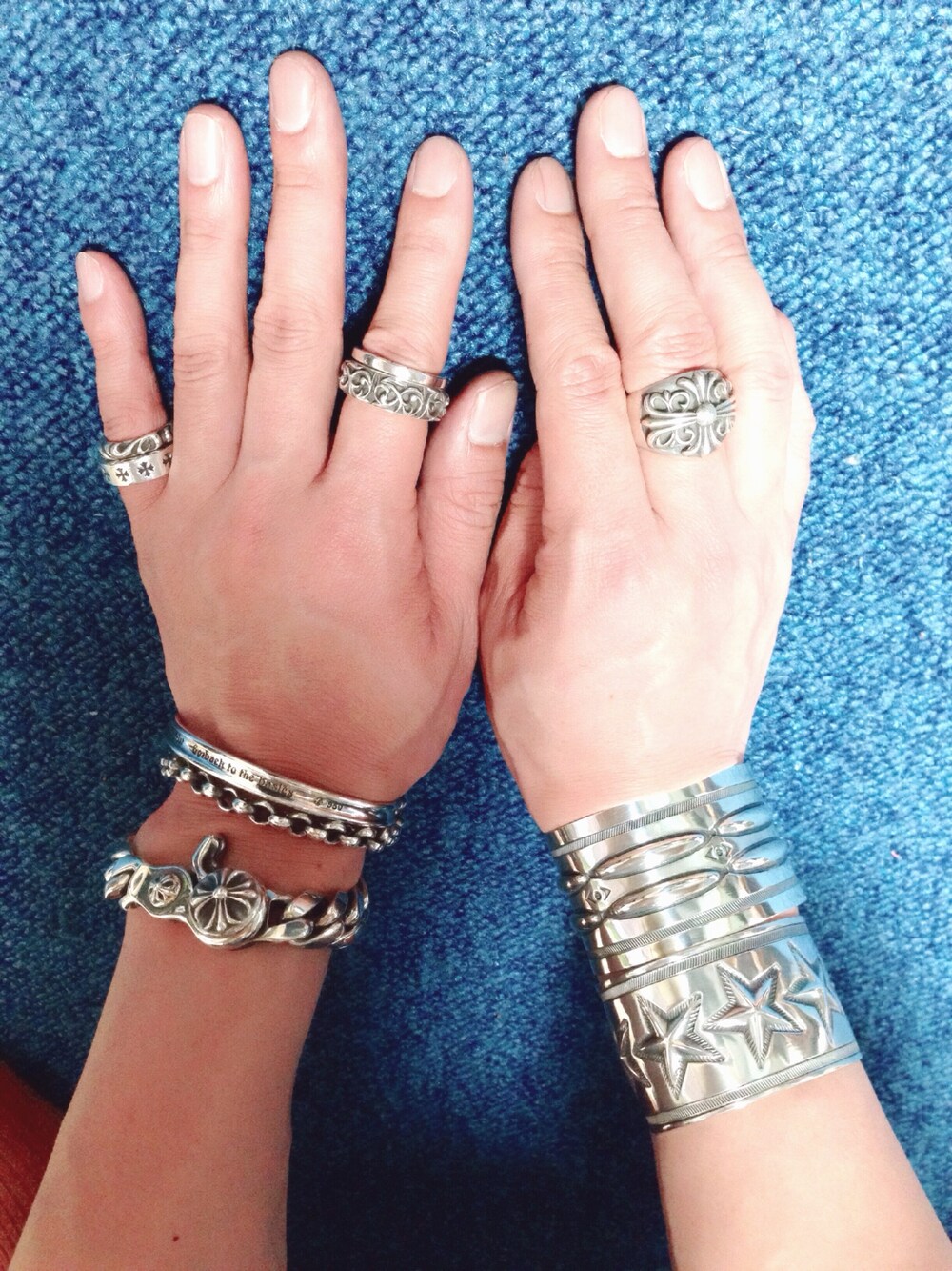 シルバー系のリング、シルバー系のリング、シルバー系のリングを着用したメンズの春コーディネートの1枚目の写真