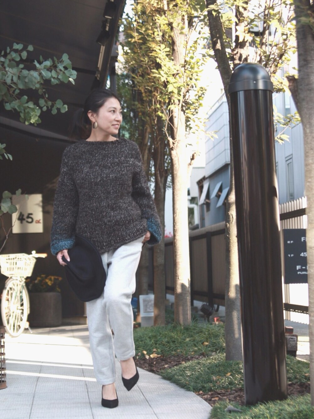 「スウェット、ニット、ZARA、ハット、大人カジュアル、ラフ、45R、パンツスタイル、カジュアルコーデ、ラクチンコーデ」｜「45Rのアイテム（ニット/セーター、ブルー系）」を使った、yukikoさん（レディース・158cm）の秋コーディネートの1枚目の写真