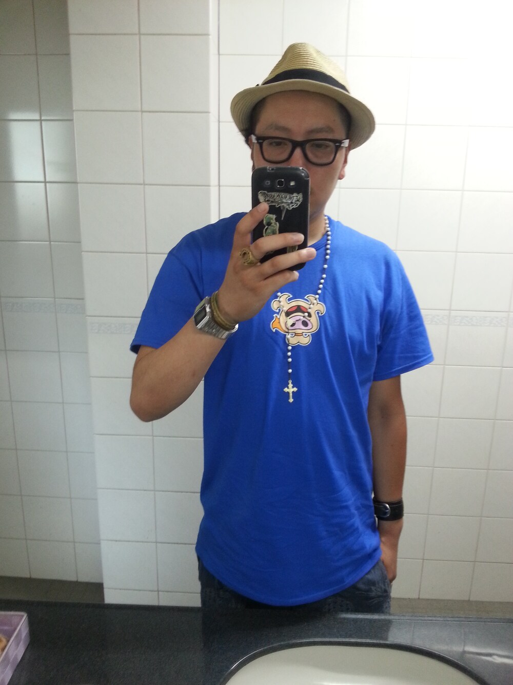 ブラウン系のサングラスを着用したメンズの夏コーディネートの1枚目の写真