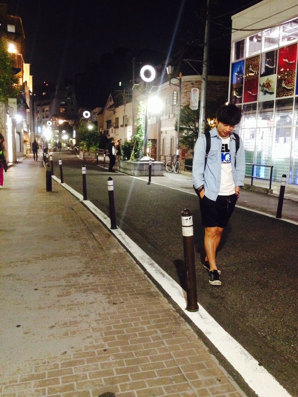 「harajuku」｜「Fingercroxxのアイテム（Tシャツ/カットソー、ホワイト系）」を使った、Howard bbさん（メンズ・170cm）の秋コーディネートの1枚目の写真