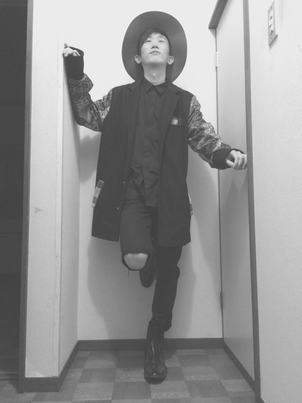「休日スタイル、オーバーサイズ、スキニーパンツ、キレイめコーデ、黒、ツバ広ハット、WEARBOOKエントリー、WEAR、雰囲気、韓国」｜「tk.TAKEO KIKUCHIのアイテム（ハット、ブラウン系）」を使った、ひろさん（メンズ・171cm）の春コーディネートの1枚目の写真