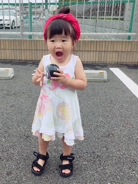 「ダイソーのアイテム（その他ヘアアクセサリー、レッド系）」を使った、しづくさん（キッズ・80cm）の夏コーディネート