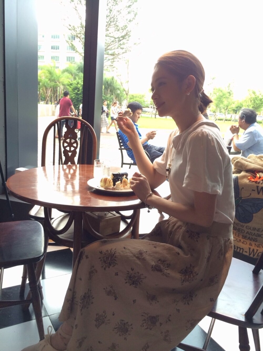 「niko and ...、white、dress、skirt、Japan、street、outfit、Taiwan、Tainan、funco」｜「funcoのアイテム（その他トップス、ホワイト系）」を使った、Taylor Maさん（レディース・163cm）の秋コーディネートの1枚目の写真