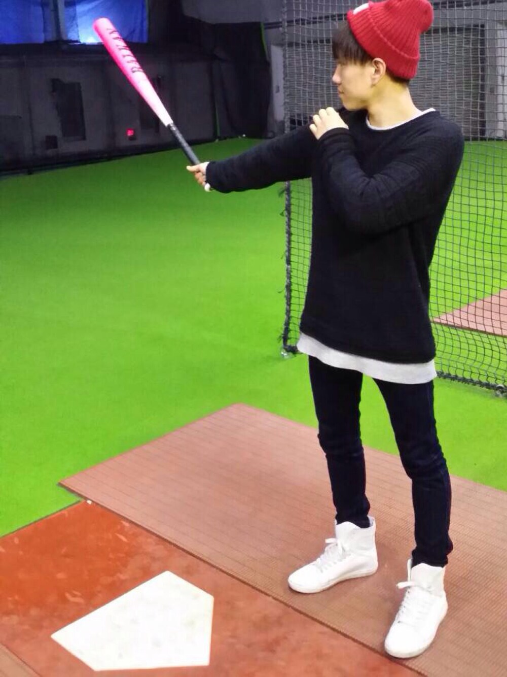 ブラック系のニット/セーター、ブラック系のその他パンツを着用したメンズの冬コーディネートの1枚目の写真