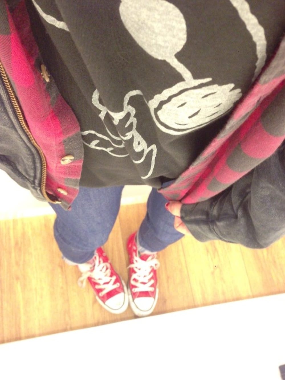 「ネルシャツ、キャラT、convease」｜「CONVERSEのCANVAS ALL STAR HI/キャンバス オールスター HI（スニーカー、レッド系）」を使った、canacoさん（レディース・157cm）の春コーディネートの1枚目の写真