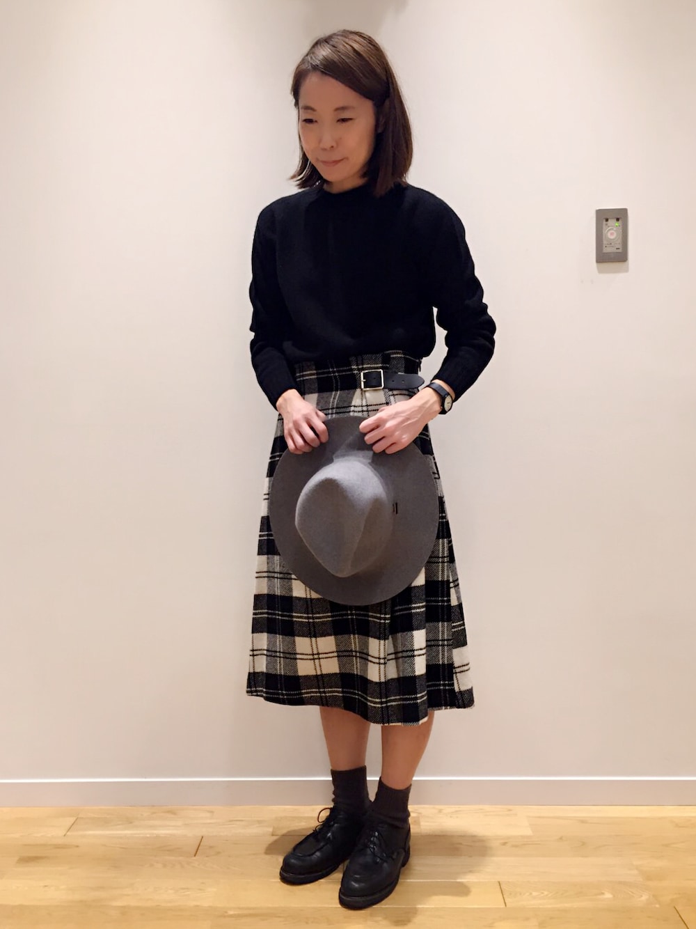「ハット、Bshop、キレイめ、チェックスカート、Paraboot、MANIERA、o'neil of dublin、オニールオブダブリン、Morris & Sons」｜「MANIERAの【MANIERA】FOLDABLE FELT SOFT HAT ウールハット（ハット、グレー系）」を使った、kitchen&garden新丸ビル店スタッフさん（レディース・160cm）の秋コーディネートの1枚目の写真
