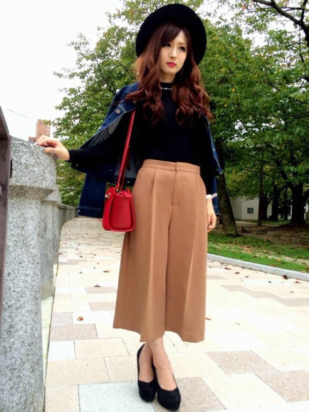 ブルー系のデニムジャケット、ブラック系のニット/セーター、イエロー系のその他パンツを着用したレディースの秋コーディネートの1枚目の写真