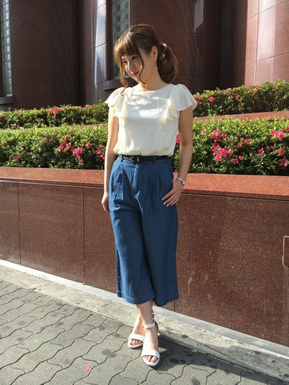 ホワイト系のTシャツ/カットソー、ブルー系のその他パンツ、ホワイト系のサンダルを着用したレディースの春コーディネートの1枚目の写真