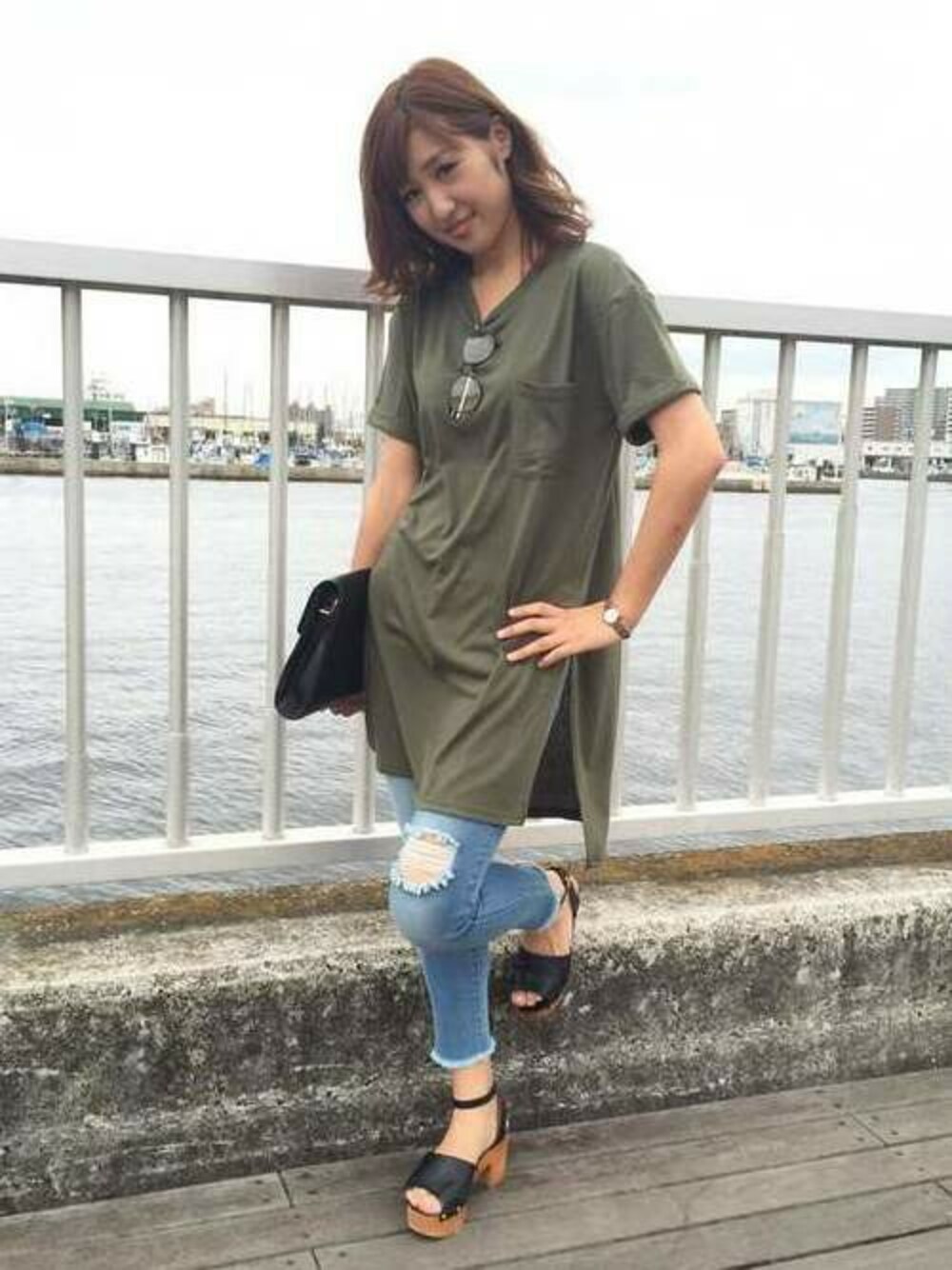 グリーン系のTシャツ/カットソー、その他のデニムパンツ、ブラック系のクラッチバッグを着用したレディースの夏コーディネートの1枚目の写真