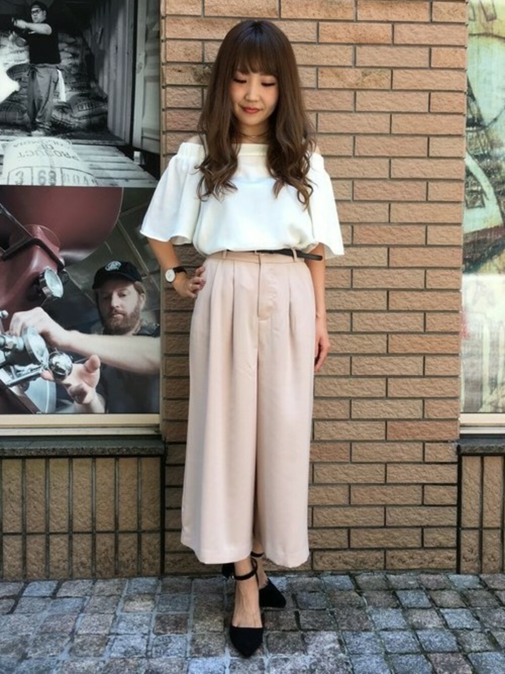 ホワイト系のTシャツ/カットソー、ベージュ系のその他パンツを着用したレディースの夏コーディネートの1枚目の写真