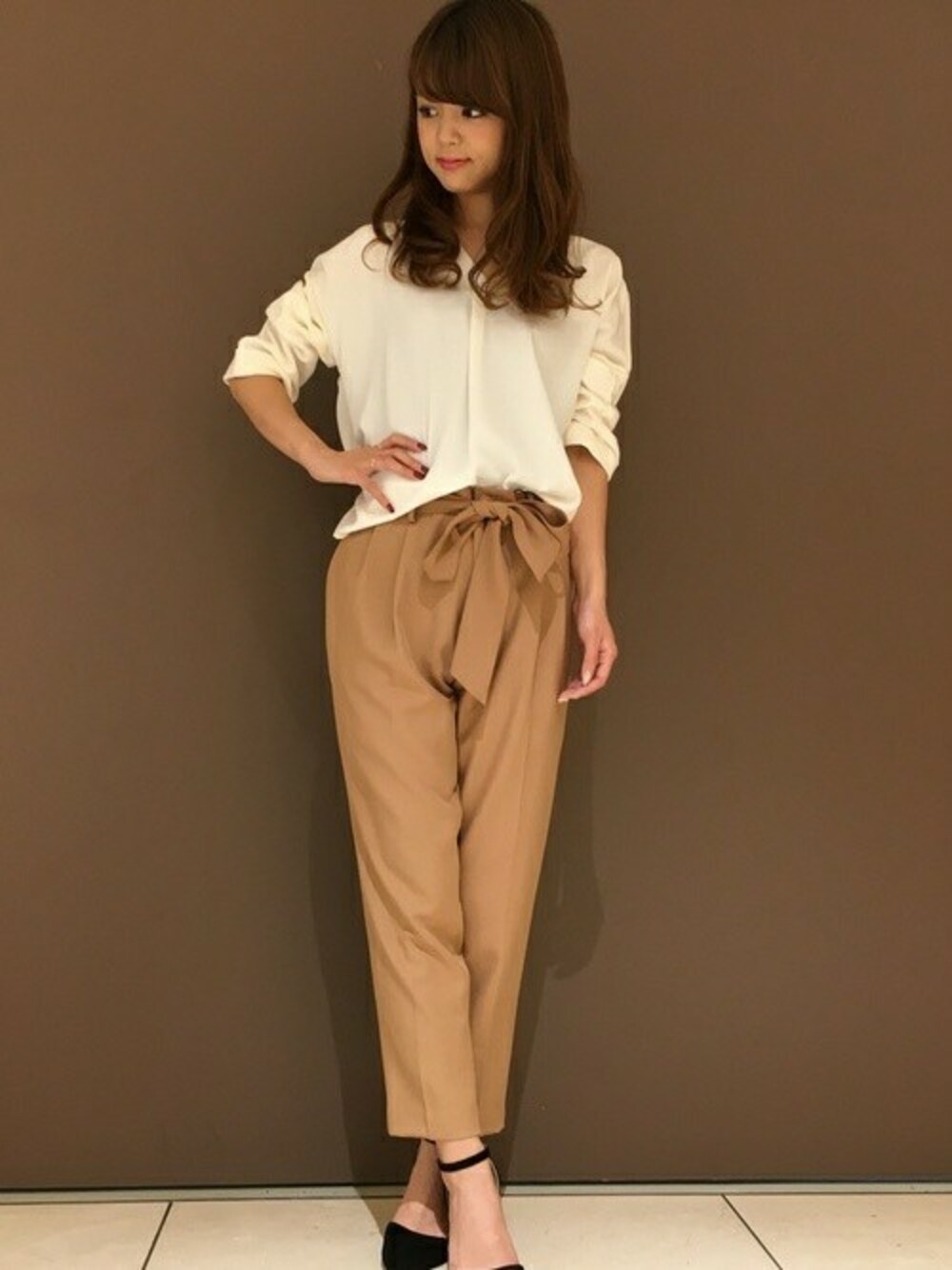 ホワイト系のTシャツ/カットソー、イエロー系のその他パンツを着用したレディースの秋コーディネートの1枚目の写真