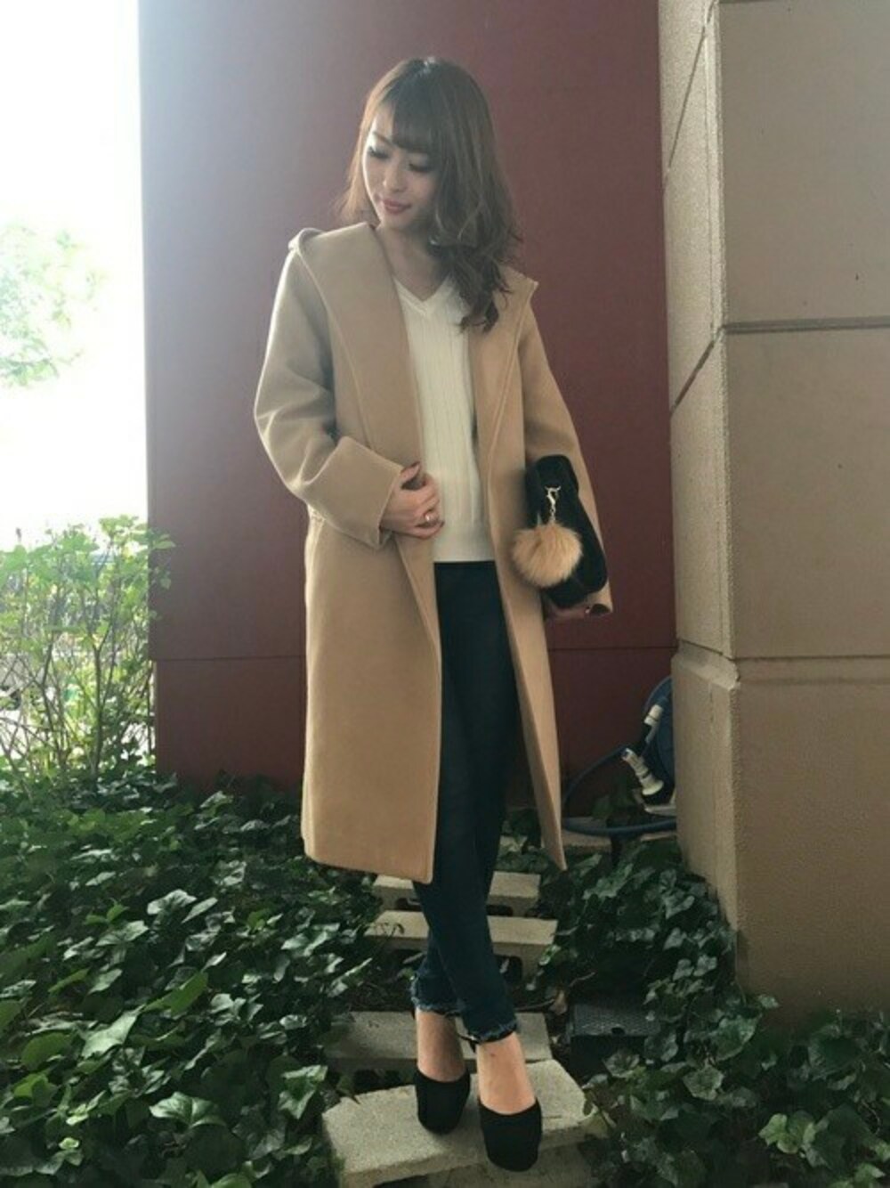 ホワイト系のニット/セーター、ブルー系のデニムパンツ、ベージュ系のその他アウターを着用したレディースの冬コーディネートの1枚目の写真