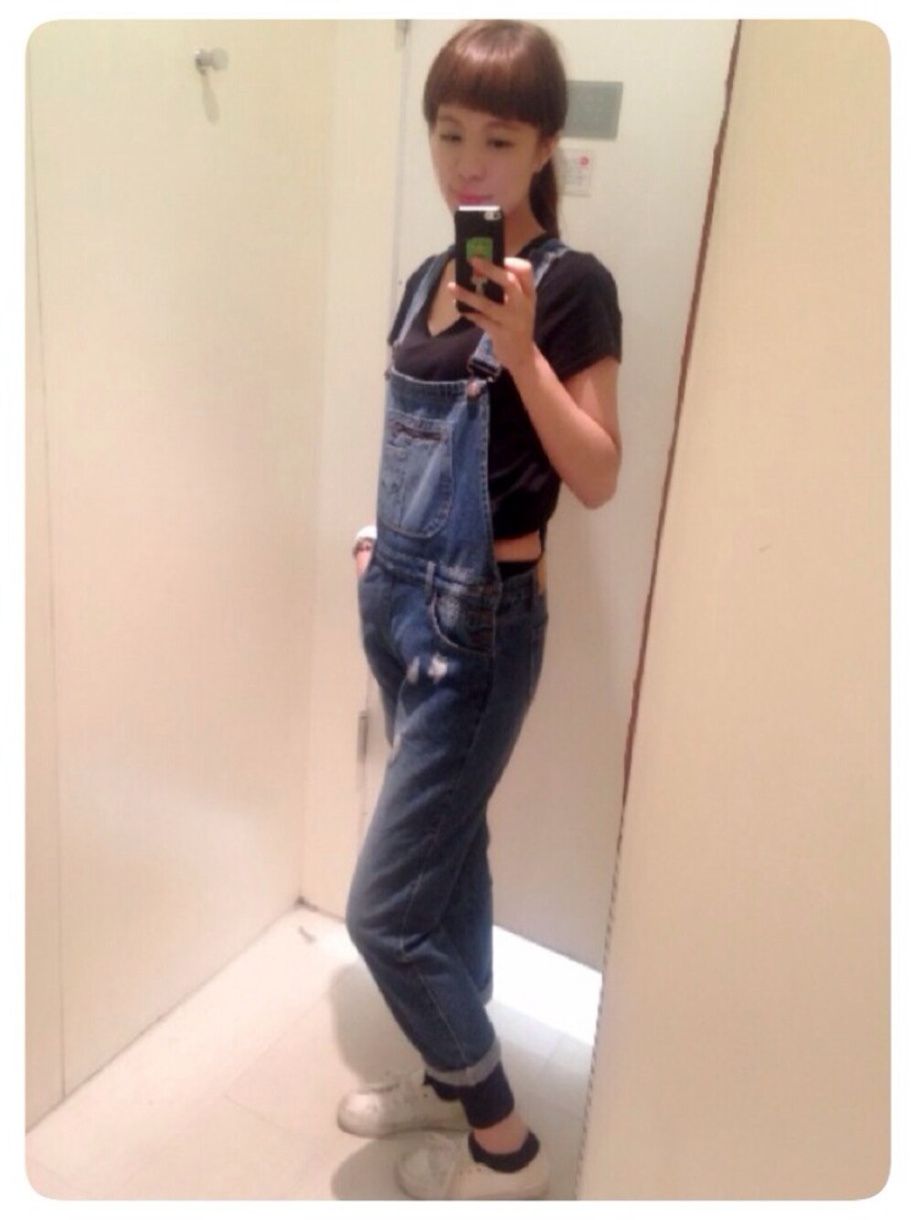 「NETのアイテム（サロペット/オーバーオール、ブルー系）」を使った、鄭芸青さん（レディース・168cm）の春コーディネートの1枚目の写真