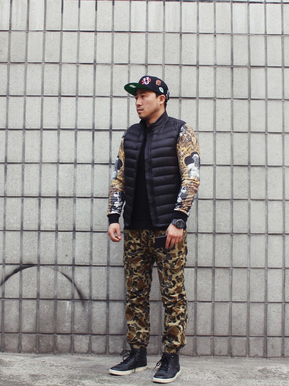 ブラック系のスニーカー、ブラック系のハット、その他のアナログ腕時計を着用したメンズの冬コーディネートの1枚目の写真