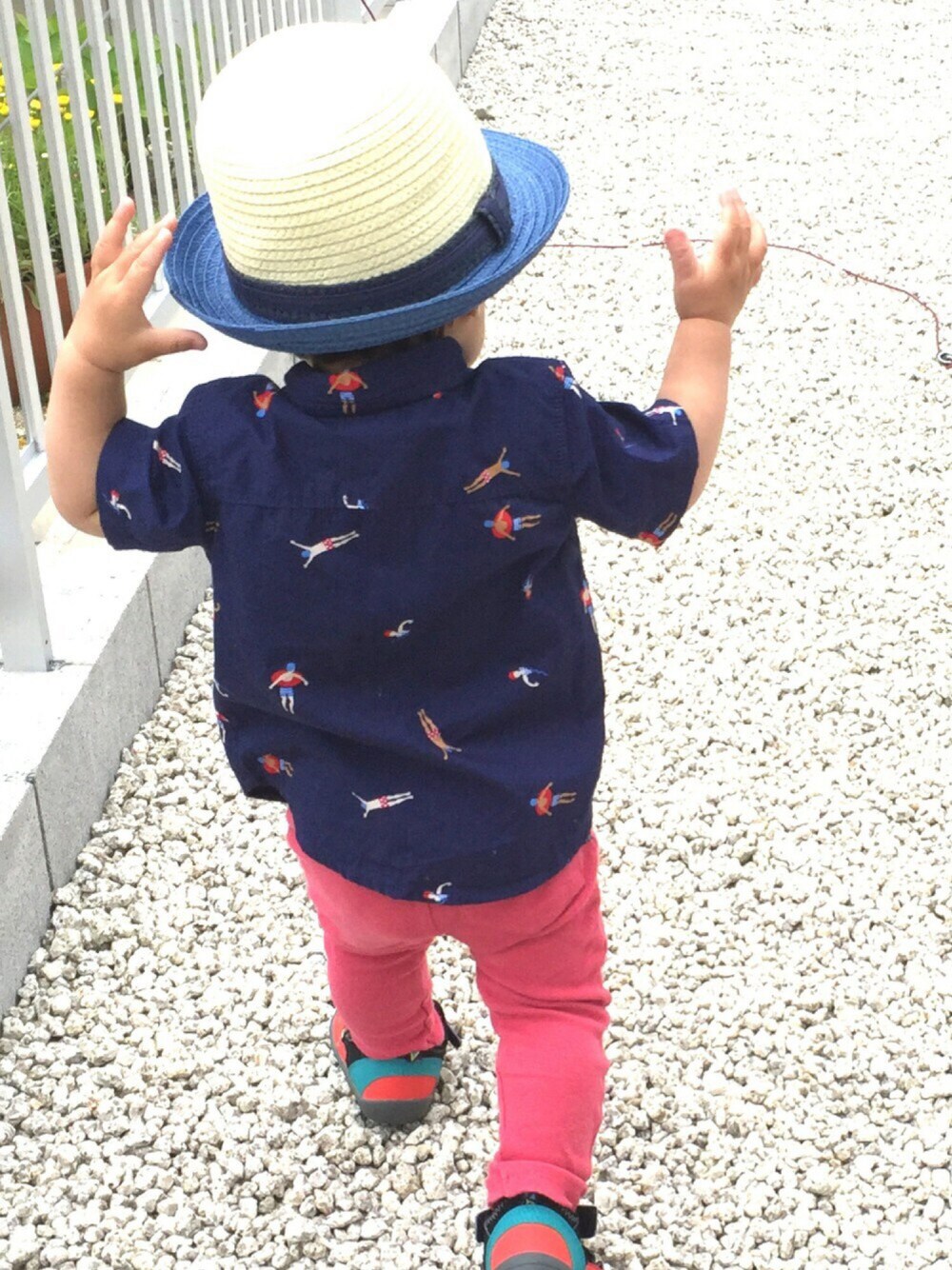 「オールドネイビー、old navy、ピンク男子、ピンク、紺色シャツ、紺色、シャツ、サンダル」｜「OLD NAVYのアイテム（シャツ/ブラウス、ブルー系）」を使った、onpu-fullさん（メンズ・90cm）の夏コーディネートの1枚目の写真
