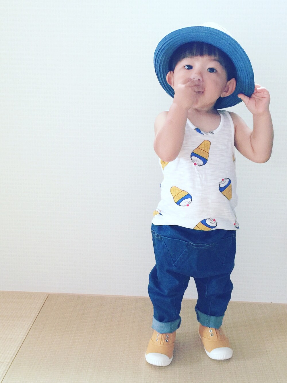 「バースデー、サルエルパンツ、デニムサルエルパンツ、韓国子供服、ドラえもん、ドラえもんアイス、1歳、1歳7ヶ月」｜「韓国子供服のアイテム（タンクトップ、ホワイト系）」を使った、onpu-fullさん（メンズ・80cm）の夏コーディネートの1枚目の写真