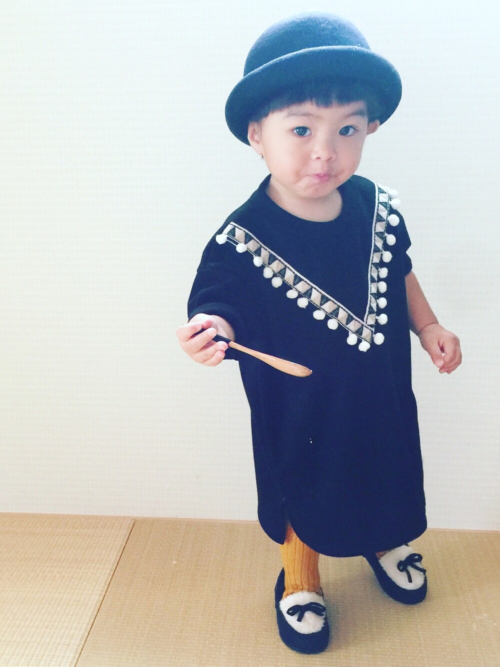 「ボーラーハット、ワンピース、オーバーサイズ、リブタイツ、しまむら、西松屋、モカシン、韓国子供服」｜「韓国子供服のアイテム（チュニック、ブラック系）」を使った、onpu-fullさん（メンズ・80cm）の秋コーディネートの1枚目の写真